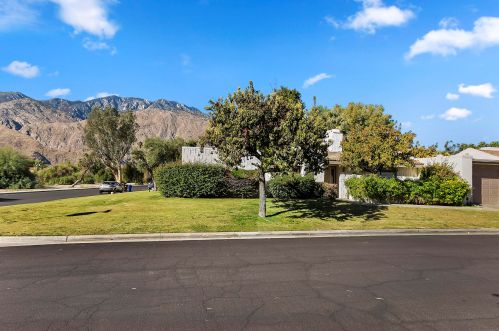 581 Sunshine Dr, Palm Springs, CA 92264-8203
