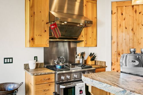 340 Snow Cyn Dr, Kayenta UT 84738-6041 exterior