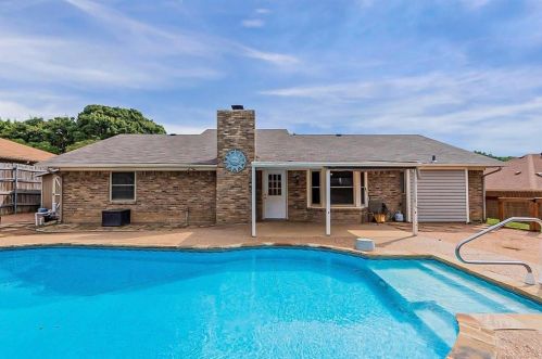 213 Meadowhill Dr, Fort Worth TX  76126-4012 exterior
