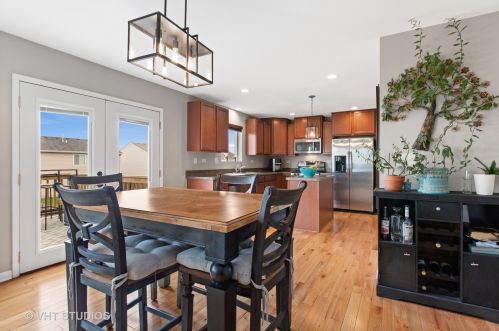 715 Brighton Dr, Pingree Grove IL  60140-9195 exterior