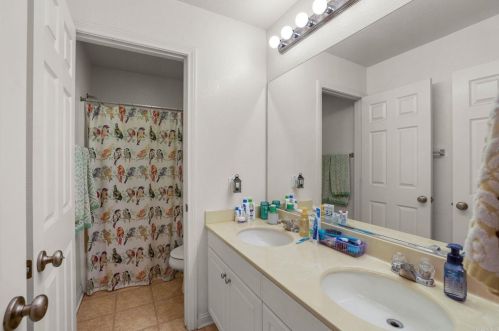 1064 Crows Nest Ct, Oceanside, CA 92057-1938