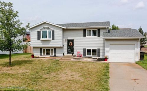 744 26th St, Dickinson, ND 58601-2513