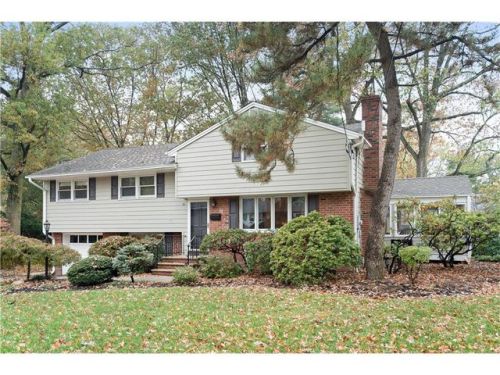 16 Lexington Dr, Metuchen, NJ 08840-1623