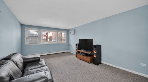 6451 Narragansett Ave, Chicago, IL 60638-5128