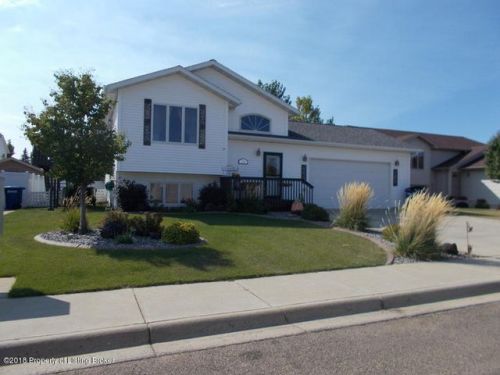 1364 7th St, Dickinson, ND 58601-6349
