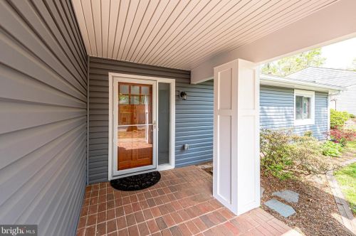 1518 Millikens Bend Rd, Herndon, VA 20170-2829