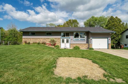 1405 Apache Dr, Rockford, IL 61107-2301