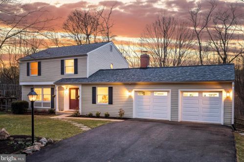 10930 Howland Dr, Herndon, VA 20191-4904