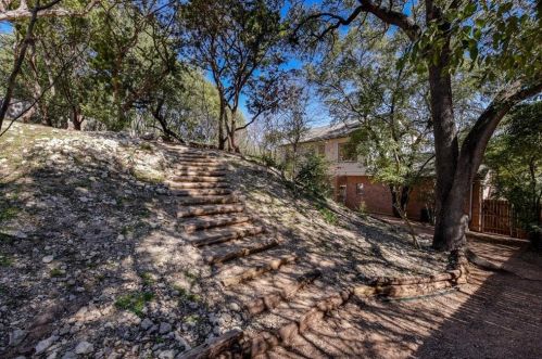 208 Ashworth Dr, Austin TX  78746 exterior