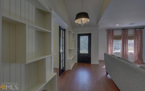 111 Rainbow Dr, Lavonia, GA 30553-1522