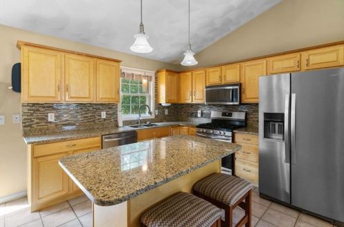 50 Lemac St, Warwick, RI 02889-8545