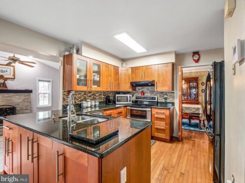 14684 Stratford Dr, Woodbridge, VA 22193-3548