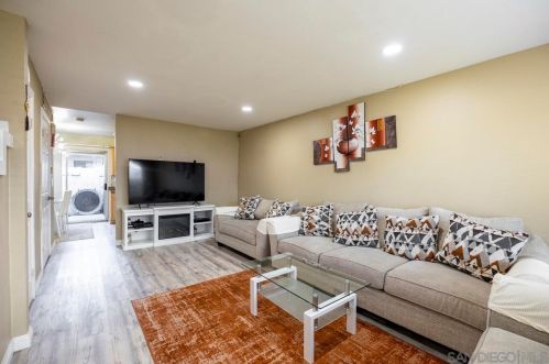 305 Mollison Ave, El Cajon, CA 92020-5491