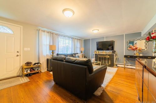 10 Flintlock Rd, Norwalk CT  06850-4425 exterior