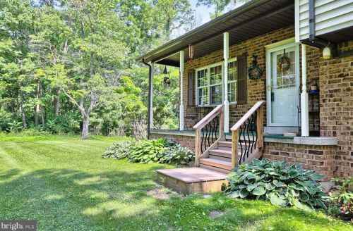 2122 Walnut Bottom Rd, Carlisle PA 17015-9122 exterior