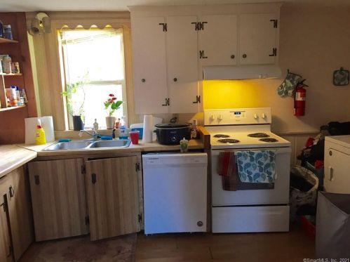 68 Putnam Rd, Pomfret Center, CT 06259-1247