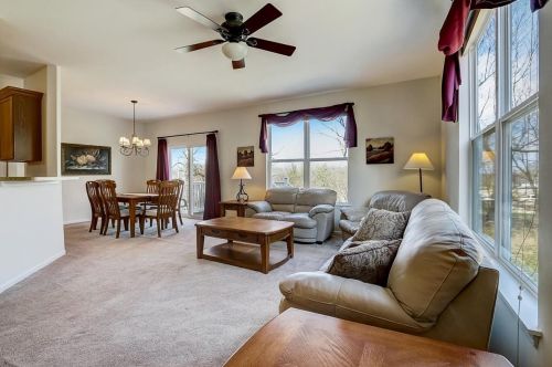 231 Ridge Rd, North Aurora, IL 60542-9172