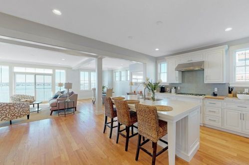 181 Leeshore Ln, Tiverton, RI 02878-4269