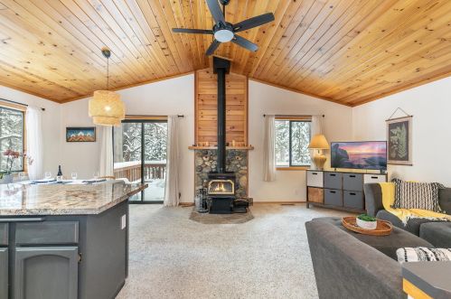 12555 Hillside Dr, Truckee CA  96161-6330 exterior