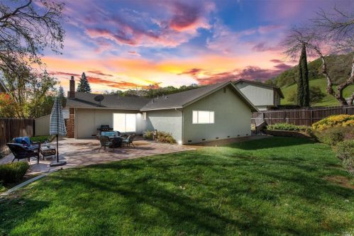 800 Buck Ct, Vacaville, CA 95688-3515
