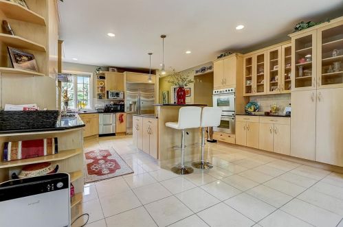 6919 Fieldstone Dr, Willowbrook IL  60527-5295 exterior