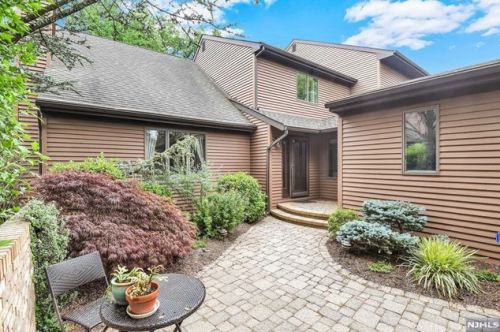 181 Van Winkle Ln, Mahwah, NJ 07430-1597