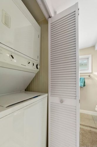 6 Center St, Niantic CT  06357-2658 exterior