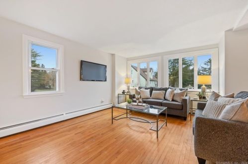 33 Brewster Rd, Wapping, CT 06074-3042