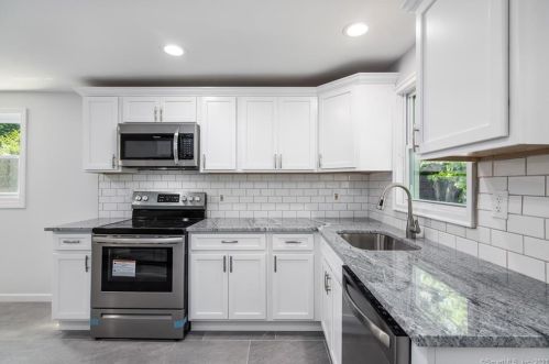 17 Spencer Dr, Middletown CT  06457-3537 exterior