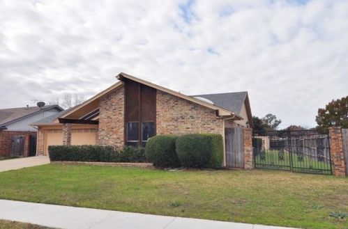 8041 Miles Dr, Fort Worth TX  76148-1530 exterior