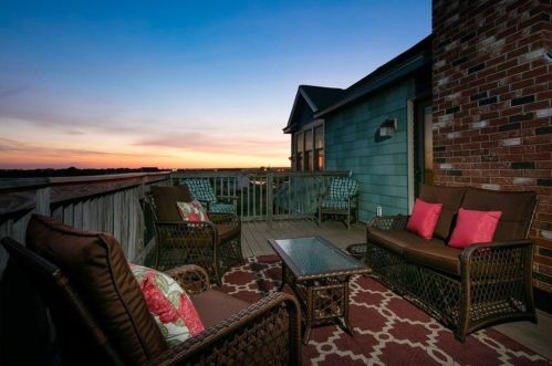 99 Saltaire Ave, South Kingstown, RI 02882-6031