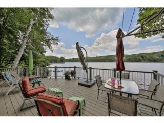 172 Shore Dr, Weare, NH 03281-4439