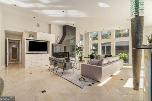 887 Berkshire Rd, Atlanta GA  30324-4929 exterior