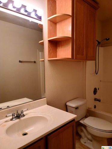 128 Gardenridge Dr, Seguin TX exterior