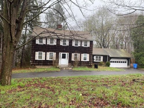 31 Lark Ln, Huntington, CT 06484-2648