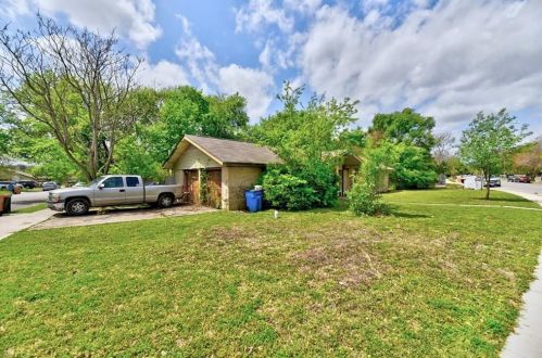 2307 Deadwood Dr, Austin TX  78744-2854 exterior