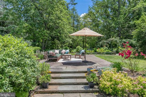 19 Greenhouse Dr, Princeton NJ  08540-4801 exterior