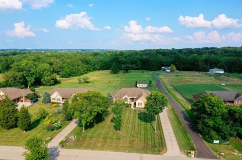 6996 Quarterhorse Dr, Springboro, OH 45066-7782