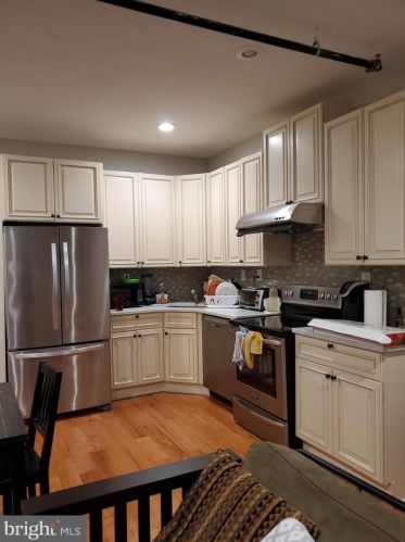 1342 Lombard St, Philadelphia, PA 19147-1022