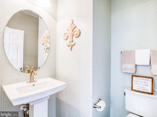 395 Lord Fairfax St, Charles Town WV 25414-2529 exterior