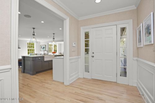 1 Meadow Rd, Riverside, CT 06878-2307