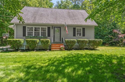 23 Midnight Sun Dr, Fremont, NH 03044-8201