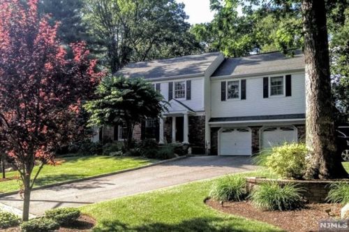 38 Farley Pl, Allendale, NJ 07401-1028