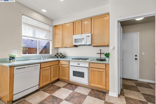 2353 Clemente Ln, Tracy, CA 95377-1101
