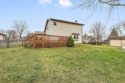 911 Cumberland Ct, Carol Stream IL  60188-9070 exterior