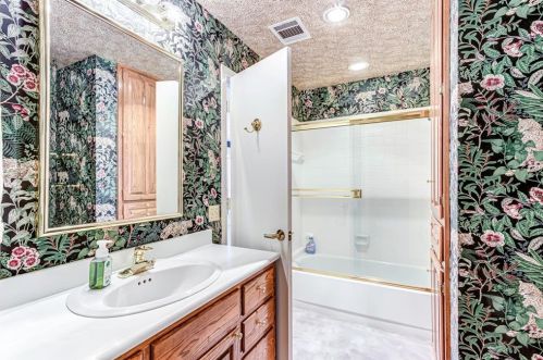 2817 Laurel Oaks Dr, Garland TX  75044-6944 exterior