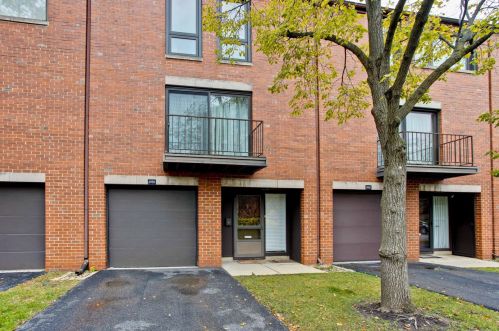 3950 Venice Ct, Glenview, IL 60025-1730
