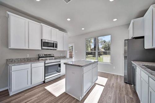 1321 Briar Cliff St, Conroe TX  77385-9740 exterior