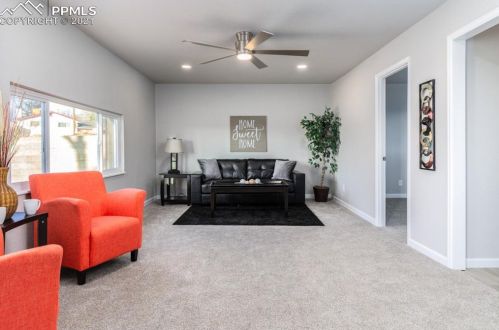 2 Meadowbrook Dr, Pueblo, CO 81001-2047