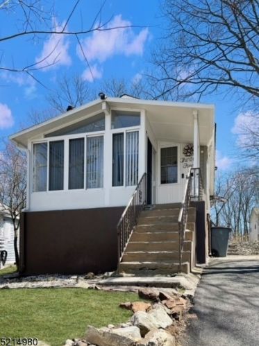 35 Coolidge Trl, Hopatcong, NJ 07843-1516